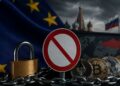 Bandera de la UE y candado junto a criptomonedas y mapa de Rusia con señal de prohibición.