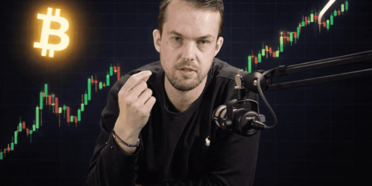 Michael van de Poppe hablando. En el fondo hay un gráfico del precio de bitcoin.