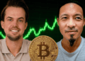 Moneda física de bitcoin y la foto de Van de Poppe y Woo.