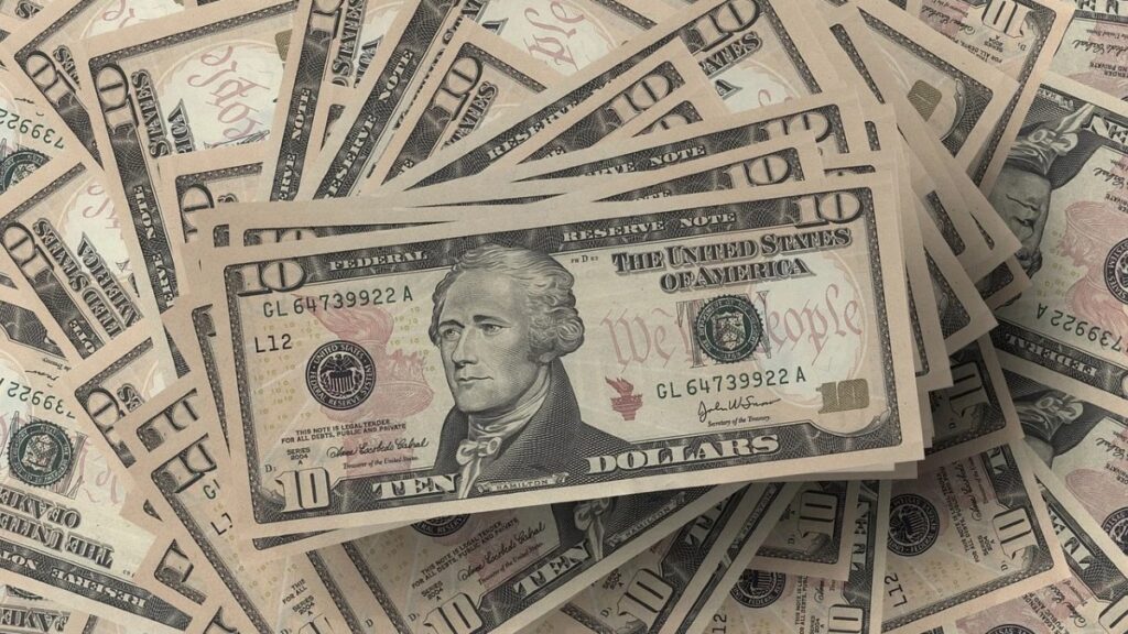 Fotografía de varios billetes de 10 dólares.
