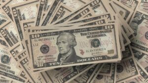 Fotografía de varios billetes de 10 dólares.