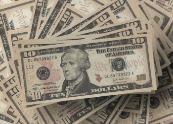 Fotografía de varios billetes de 10 dólares.