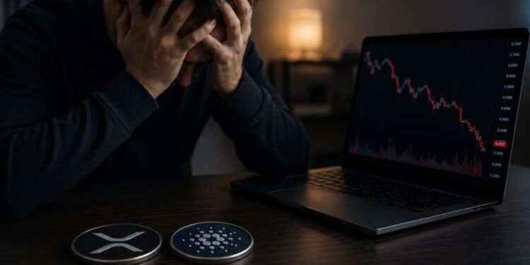 Una moneda física de Cardano y otra de XRP delante de una persona con las manos en la cara.