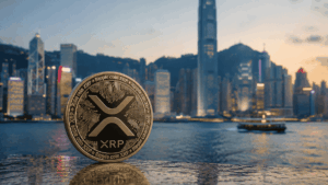 Moneda física de XRP y paisaje típico de Hong Kong.