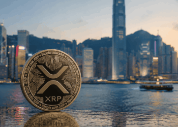 Moneda física de XRP y paisaje típico de Hong Kong.