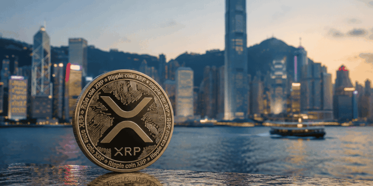 Moneda física de XRP y paisaje típico de Hong Kong.