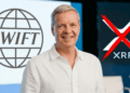 En primer plano, Tom Zschach. En el fondo: logos de swift y de xrp, este último tachado con una cruz roja.