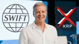En primer plano, Tom Zschach. En el fondo: logos de swift y de xrp, este último tachado con una cruz roja.