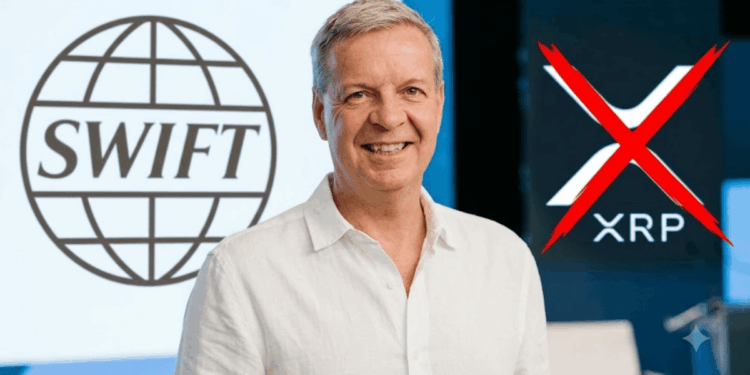 En primer plano, Tom Zschach. En el fondo: logos de swift y de xrp, este último tachado con una cruz roja.