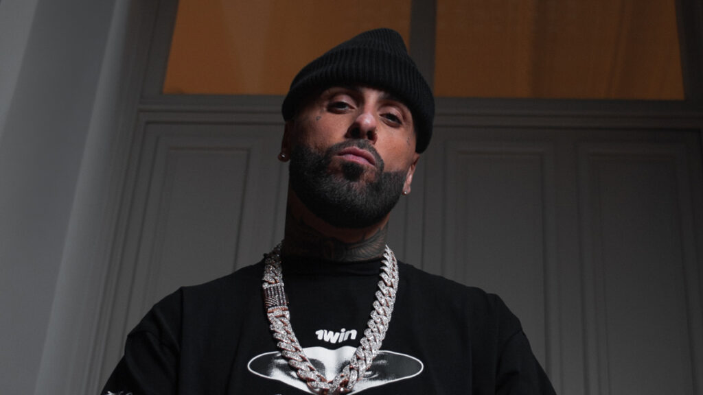 Fotografía en primer plano de Nicky Jam mirando a cámara