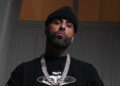 Fotografía en primer plano de Nicky Jam mirando a cámara