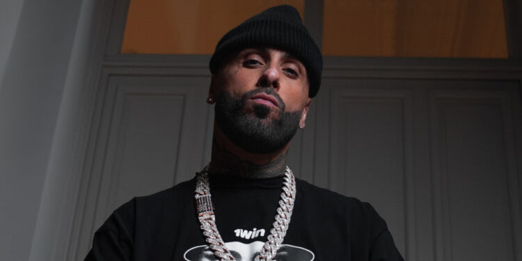 Fotografía en primer plano de Nicky Jam mirando a cámara