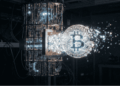 Una computadora cuántica "rompiendo" un BTC.