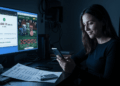 Ilustración cinematográfica del caso Tiffany, una estafa de ingeniería social en Bitcoin. Una mujer joven (Tiffany Milanovich) está sentada frente a una computadora, con un teléfono en la mano y una sonrisa burlona. La pantalla muestra una transacción de bitcoin completada por 1.2 millones de dólares y una interfaz de casino digital con fichas de póker.