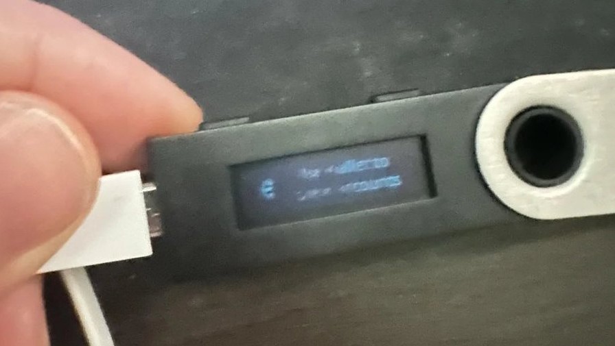 Una hardware wallet ledger con la pantalla deteriorada