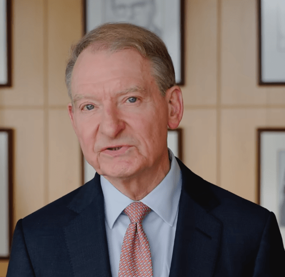 Retrato de Paul S. Atkins, presidente de la Securities and Exchange Commission (SEC) de Estados Unidos. Viste traje oscuro y corbata, de pie frente a un fondo institucional.