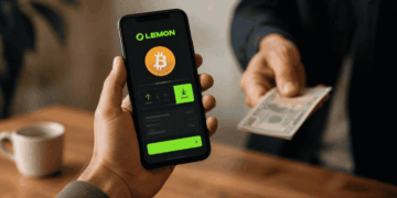 Persona vendiendo bitcoin en Lemon desde su teléfono.