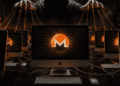 Un atacante maneja como marionetas a computadoras Mac, con el logo de Monero en sus monitores.