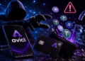 Hacker frente a dispositivos Avici, tarjetas y criptomonedas, con un candado digital vulnerado.