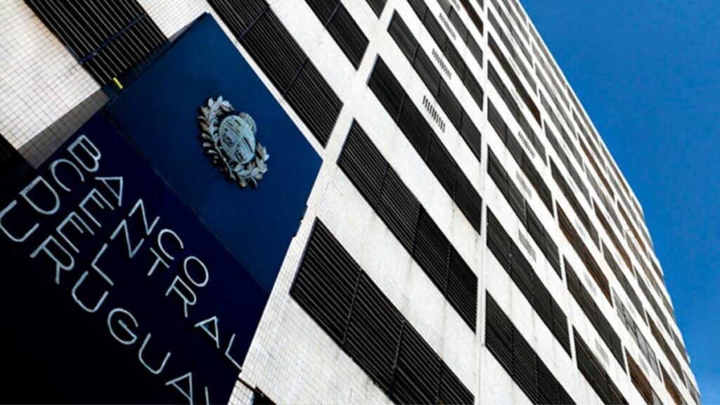 Fachada del Banco Central de Uruguay.