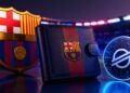 Billetera del FC Barcelona con el escudo del club, una moneda física de Stellar (XLM) iluminada en azul.