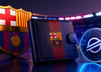 Billetera del FC Barcelona con el escudo del club, una moneda física de Stellar (XLM) iluminada en azul.