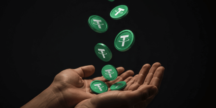 Manos recibiendo USDT.