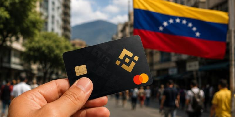 Primer plano: tarjeta Binance en la mano de alguien. Fondo: paisaje de Venezuela con bandera del país.