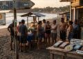 imagen de una playa en el salvador con letreros de bitcoin