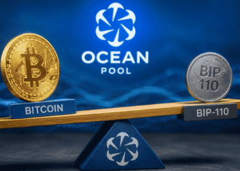 Una balanza con una moneda de bitcoin y otra que dice BIP-110. En el fondo: logo de Ocean Pool. Bitcoin es más pesado que bip-110 en esa balanza.