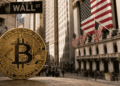 Primer plano: moneda de bitcoin. Fondo: paisaje de Wall Street.