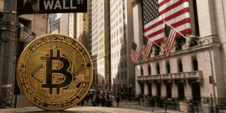Primer plano: moneda de bitcoin. Fondo: paisaje de Wall Street.