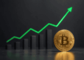Moneda de Bitcoin dorada frente a barras ascendentes y una línea verde que representa el crecimiento de su valor.