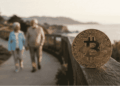 Unas personas de la tercera edad caminando de la mano. BTC en primer plano.
