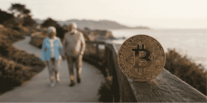 Unas personas de la tercera edad caminando de la mano. BTC en primer plano.