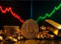 Moneda física de bitcoin dorada junto a lingotes y pepitas de oro frente a pantallas con gráficos bursátiles en rojo y verde.