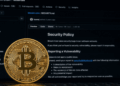 Primer plano: Moneda de bitcoin. Fondo: imagen genérica de un repositorio de github con el archivo security.md abierto.
