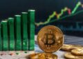 Gráfico financiero con barras verdes ascendentes y monedas de Bitcoin doradas sobre el fondo.