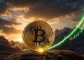 Moneda dorada de Bitcoin en un paisaje montañoso con una flecha verde ascendente y gráfico alcista.