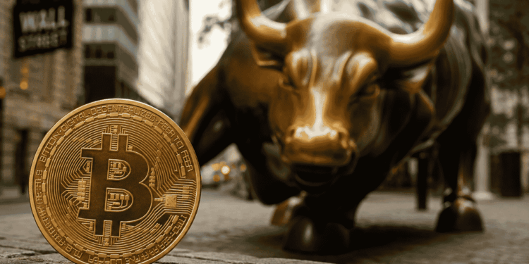 Moneda física de bitcoin. Paisaje típico de Wall Street.