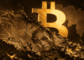 Ilustración conceptual en tonos dorados y oscuros que muestra un billete de 100 bolívares de la República Bolivariana de Venezuela quemándose por los bordes. En el fondo, detrás del fuego y las cenizas, emerge el símbolo tridimensional brillante de Bitcoin junto a la silueta del mapa de Venezuela.