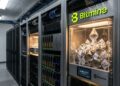 Servidores de Bitmine en un centro de datos iluminando una vitrina con cristales de Ethereum y la cifra 32.000 ETH.