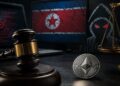 Mazo de juez, moneda de Ethereum y balanza de la justicia con la bandera de Corea del Norte y la silueta de un hacker al fondo.