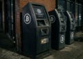 Cajeros automáticos de bitcoin en la calle.