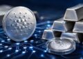 Moneda física de Cardano (ADA) plateada junto a lingotes de plata sobre un circuito digital azul brillante.