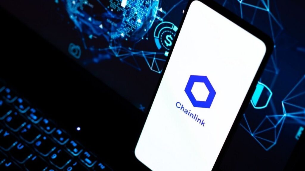 Un teléfono móvil que muestra el logo de la criptomoneda chainlink.
