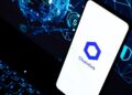 Un teléfono móvil que muestra el logo de la criptomoneda chainlink.
