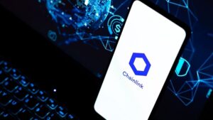Un teléfono móvil que muestra el logo de la criptomoneda chainlink.