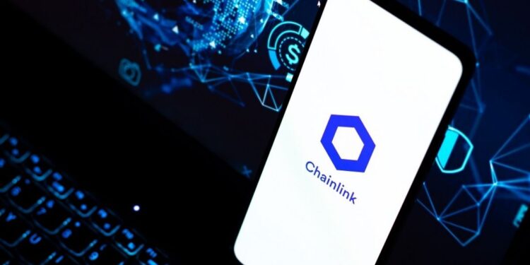 Un teléfono móvil que muestra el logo de la criptomoneda chainlink.