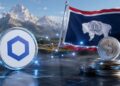 Logo de Chainlink (LINK) conectado digitalmente a monedas de dólar frente a la bandera de Wyoming.
